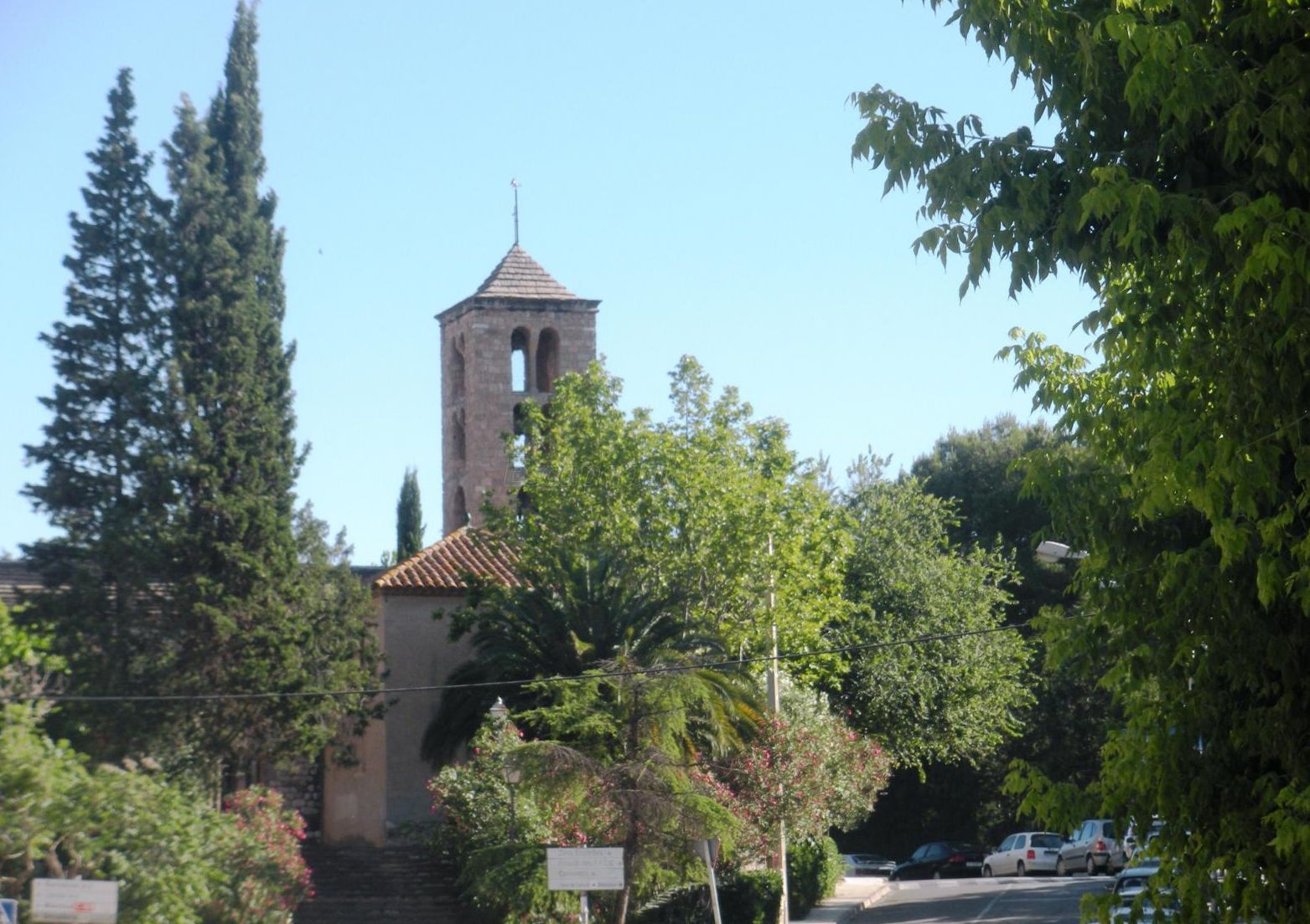 Abrera, pueblo con historia y naturaleza junto al Llobregat
Abrera es un municipio del Baix Llobregat situado en el extremo norte de la comarca, a unos 40 km de Barcelona, extendiéndose a ambos lados del río Llobregat. Forma parte del área metropolitana pero mantiene un carácter de pueblo, con barrios residenciales tranquilos y un entorno marcado por la proximidad a la montaña de Montserrat. Tradicionalmente agrícola, con cultivos de secano y viña, con el tiempo ha incorporado una importante actividad industrial y logística gracias a su ubicación estratégica junto a los grandes ejes viarios que conectan con Barcelona, Martorell, Esparreguera u Olesa de Montserrat. El núcleo antiguo conserva plazas, calles estrechas y la iglesia parroquial, mientras que las urbanizaciones y barrios periféricos ofrecen una trama más moderna y familiar. Todo ello hace de Abrera un lugar donde se combinan historia, naturaleza fluvial, actividad económica y calidad de vida.
