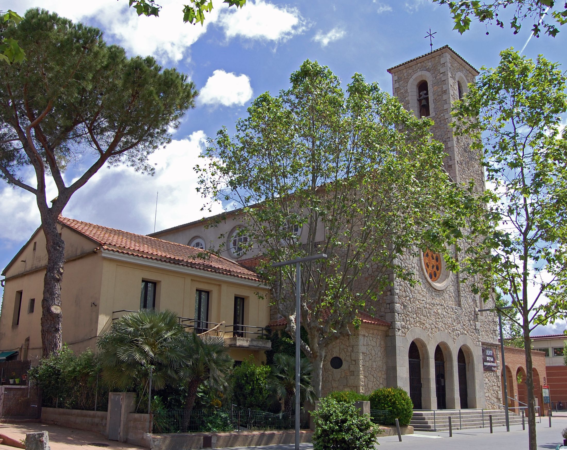 Begues, naturaleza y tranquilidad en plena comarca del Baix Llobregat
Begues es un municipio del Baix Llobregat situado al suroeste de la comarca, a unos 400 metros de altitud y a unos 30 km de Barcelona. Buena parte de su término municipal se encuentra dentro del Parc Natural del Garraf, lo que le da un entorno natural privilegiado, rodeado de montes, bosques y paisajes de roca calcárea. Con algo más de 7.400 habitantes y más de 50 km² de extensión, es el municipio más grande en superficie del Baix Llobregat, pero mantiene un ambiente tranquilo, residencial y muy ligado a la vida al aire libre. Su núcleo urbano concentra los principales servicios, comercios y equipamientos, mientras que el resto del término combina urbanizaciones, masías, caminos rurales y espacios protegidos. Begues es una puerta natural al Parc del Garraf y un lugar muy apreciado por quienes buscan calidad de vida, naturaleza y buena conexión con el área metropolitana.
