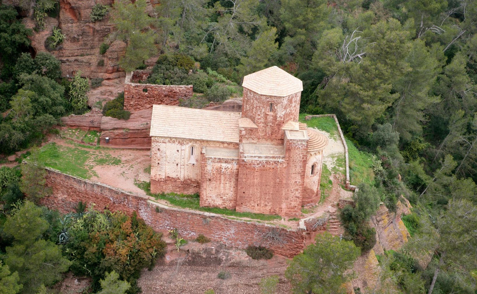 Cervelló, valle entre montañas a un paso de Barcelona
Cervelló es un municipio del Baix Llobregat situado en la parte oriental de la sierra de l’Ordal, en el valle de la riera de Cervelló y muy cerca del margen derecho del río Llobregat. Se encuentra a unos 20–22 kilómetros de Barcelona, lo que le permite estar bien conectado con el área metropolitana sin perder su carácter de pueblo rodeado de naturaleza. Con algo más de 9.000 habitantes y unos 24 km² de término municipal, combina un núcleo urbano compacto con urbanizaciones y masías dispersas entre bosques mediterráneos y laderas de montaña. El paisaje está marcado por cimas como Les Agulles y por la presencia de la riera, que atraviesa el municipio de oeste a este. Cervelló ofrece una mezcla muy equilibrada entre entorno natural, patrimonio histórico y servicios para la vida diaria, que lo convierten en un lugar atractivo tanto para vivir como para desconectar del ritmo de la ciudad.