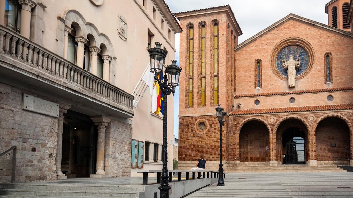 Cornellà de Llobregat, ciudad dinámica en el corazón del área metropolitana Cornellà de Llobregat es una ciudad del Baix Llobregat situada al suroeste de Barcelona, a unos 12 kilómetros del centro de la capital catalana. Forma parte del continuo urbano metropolitano y se asienta en la orilla izquierda del río Llobregat, en un terreno prácticamente llano que va desde los 9 hasta los 67 metros de altitud, con el casco histórico en torno a los 27 metros sobre el nivel del mar. Es el municipio más poblado de la comarca, con más de 90.000 habitantes repartidos en barrios tan conocidos como el Centre, Riera, Almeda, Pedró, la Gavarra, Sant Ildefons o Fontsanta-Fatjó. La ciudad combina un pasado agrícola e industrial con una realidad actual basada en los servicios, la logística, los parques empresariales y una amplia red de equipamientos culturales, deportivos y sociales. Parques como Can Mercader, de la Infanta o de la Ribera aportan zonas verdes de referencia y contribuyen a la calidad de vida de una ciudad muy bien comunicada por carretera, tren, metro y tranvía.