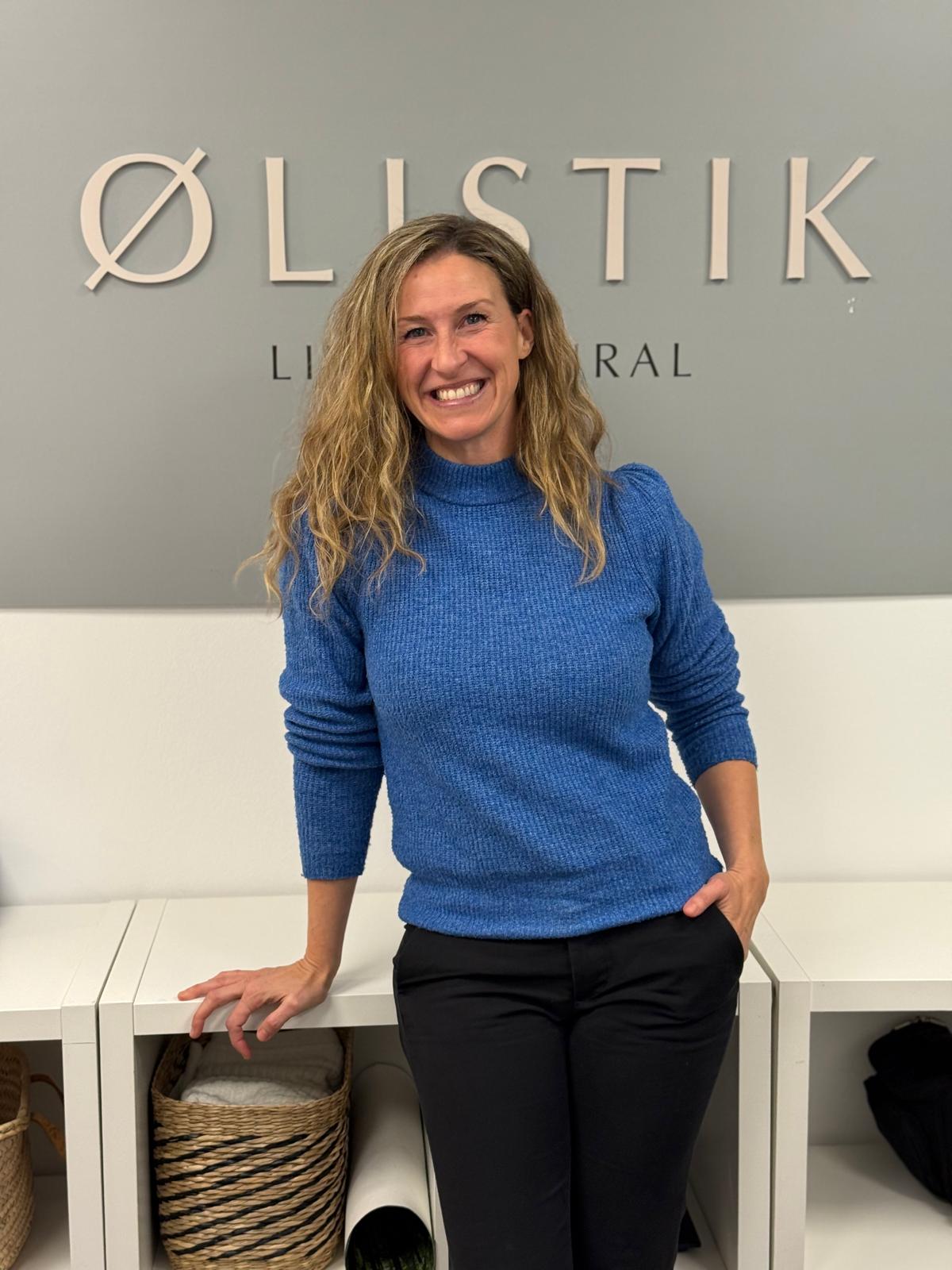 El intestino también tiene voz: la microbiota que gobierna tu energía y tus emociones Hay una frase que repetimos mucho en salud integrativa: “el intestino es un segundo cerebro”. Pero en realidad, es más que eso. Tu intestino tiene voz propia. Y aunque no hable con palabras, influye en algo tan profundo como tu estado de ánimo, tu capacidad para concentrarte, tu descanso o tu nivel de energía. En Olistik Gavà lo vemos todos los días: cuando la microbiota está alterada, la vida también lo está. Y cuando la reequilibras, recuperas claridad, calma, ligereza… incluso ganas de vivir. Este artículo es para ayudarte a entender por qué.