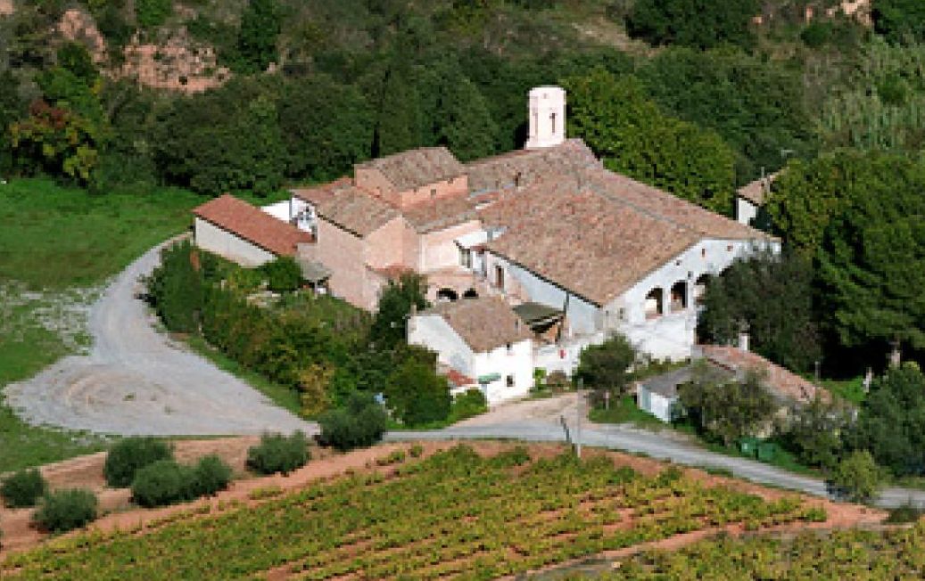Castellví de Rosanes, pueblo entre bosque y viñas en el Baix Llobregat
Castellví de Rosanes es un pequeño municipio del Baix Llobregat, situado en la vertiente norte del macizo de l’Ordal, muy cerca de Martorell y bien conectado con otros pueblos como Gelida, Corbera de Llobregat o Sant Andreu de la Barca. Es un pueblo de poco más de 2.000 habitantes, repartidos entre el núcleo urbano y diferentes barrios y urbanizaciones residenciales, como Can Sunyer del Palau, el Taió, Miralles, Valldaina o els Àngels, que le dan un carácter muy disperso y tranquilo. Gran parte de su término municipal está cubierto por bosque mediterráneo y zonas agrícolas en la parte baja, junto al río Anoia, donde todavía se cultivan frutales, olivos y viña. Castellví de Rosanes combina así un entorno natural muy marcado, con masas forestales y vistas hacia Montserrat, con una vida cotidiana de pueblo pequeño pero integrado en el área metropolitana de Barcelona.
