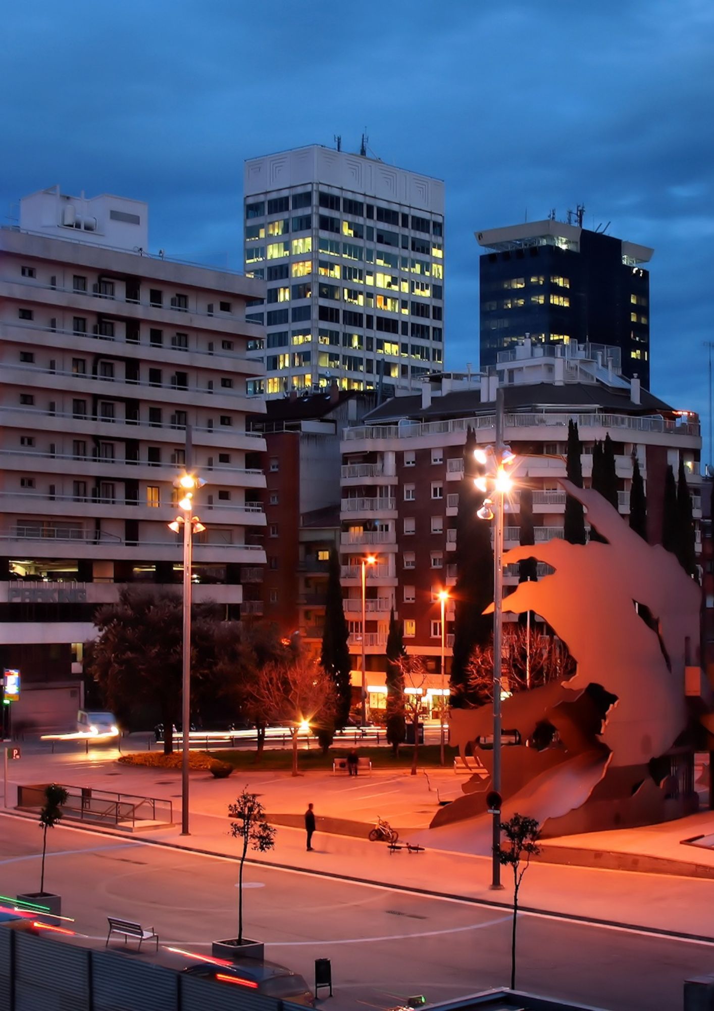 A menudo confundido con Sants, tiene personalidad propia. Es un barrio pequeño y denso, vertebrado por la calle Creu Coberta y su magnífico mercado modernista.

