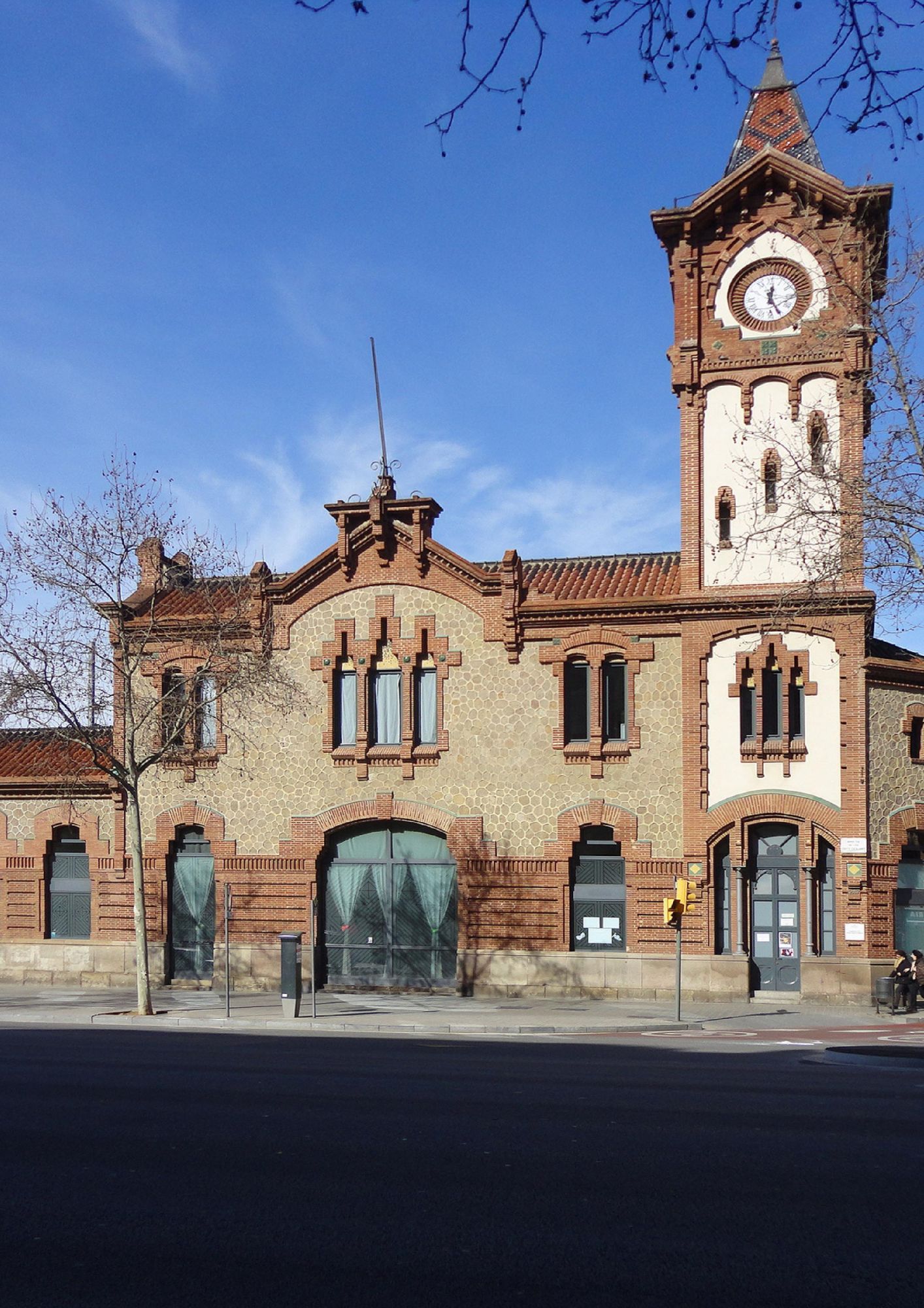 La franja baja de Sants. Históricamente una zona de huertas y masías ("bordes"), se industrializó masivamente. Hoy es un ejemplo de cómo los vecinos han recuperado espacios industriales para uso social.
