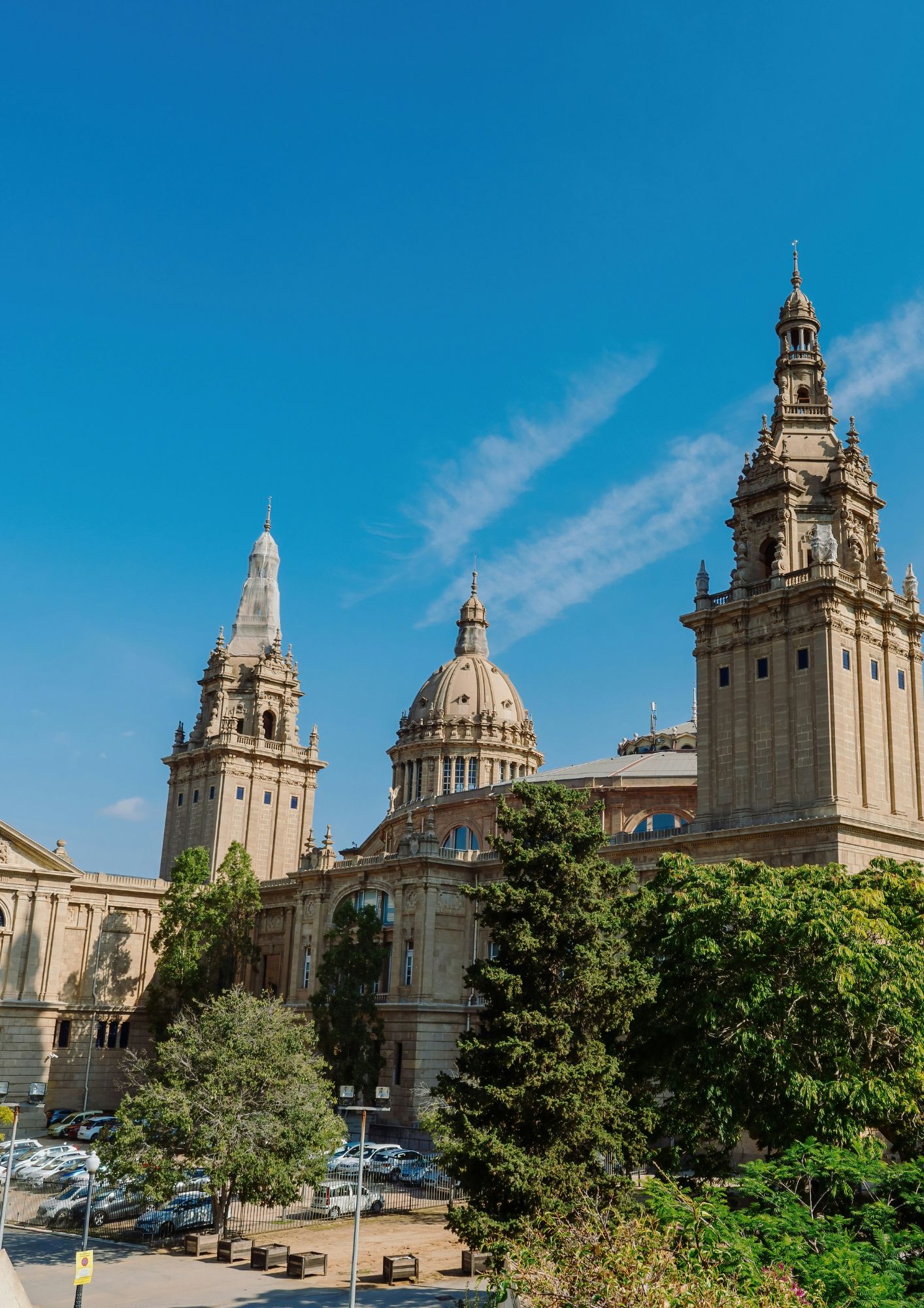 No es un barrio residencial, sino un gran parque urbano sobre una colina. Es el centro cultural y deportivo, sede de los Juegos Olímpicos del 92, museos de arte y jardines botánicos con vistas al mar.