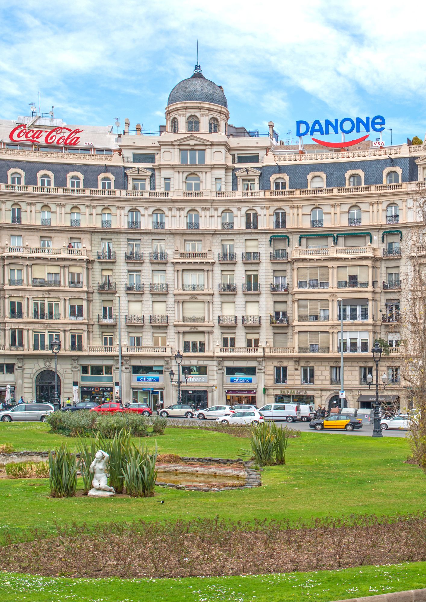 Es uno de los barrios con mayor renta per capita. Originalmente un municipio independiente donde veraneaba la burguesía, hoy mantiene un aire señorial, con calles arboladas, fincas regias y un ambiente muy familiar y tranquilo, alejado del bullicio turístico.
