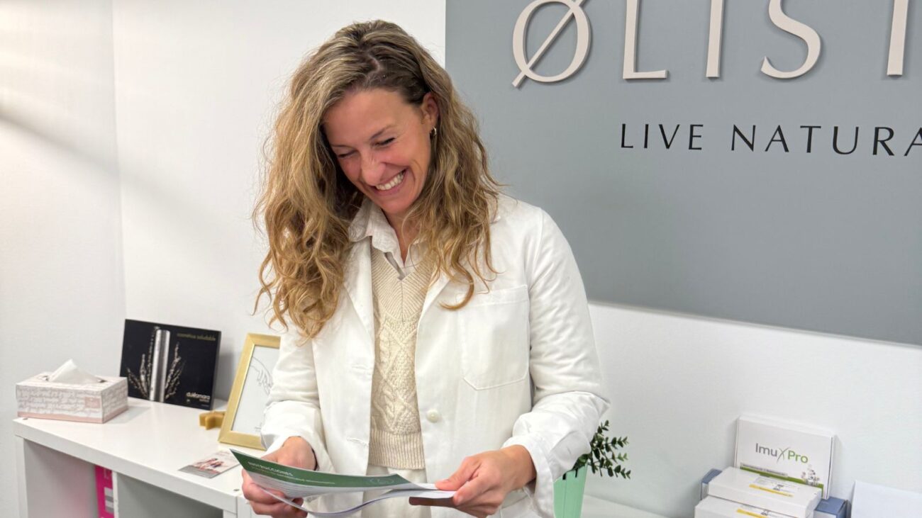 El aumento de colesterol en la menopausia no es solo cuestión de genes o edad. Analizamos cómo el eje estrés-cortisol, la resistencia a la insulina y la salud hepática influyen en tu perfil lipídico y qué soluciones naturales ofrece la medicina integrativa.