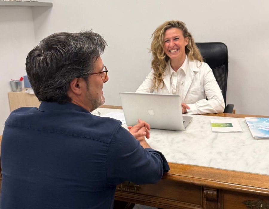Dra. Liliana Chaves con una paciente en la consulta de Olistik Gavà