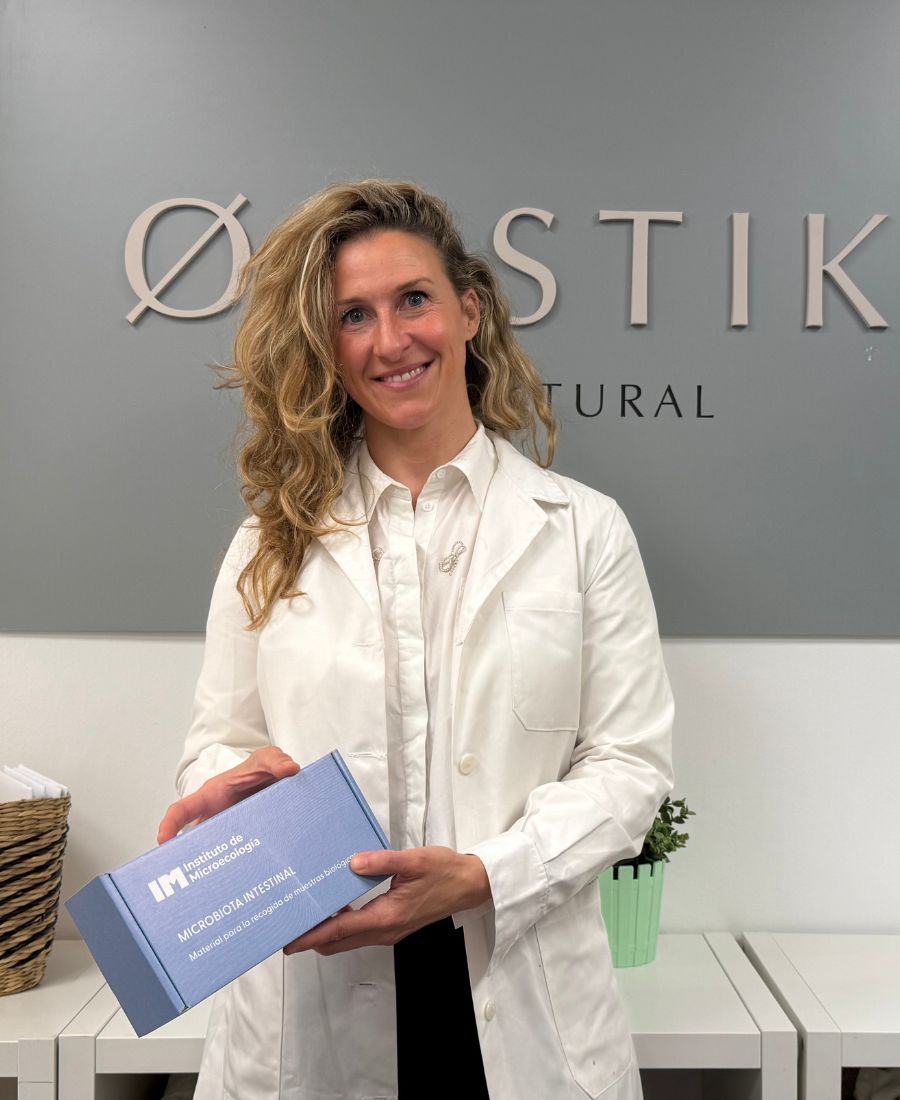Dra. Liliana Chaves con el material de recogida de muestra del Método Olistik, en el centro de Gavà